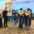 Pemberian Hadiah kepada Wisudawan terbaik dari BPRS Bandar Lampung